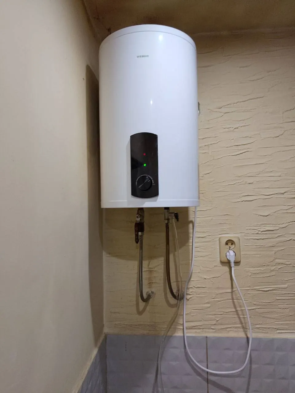 Bojler elektryczny na ścianie — DobryHydraulik Bydgoszcz