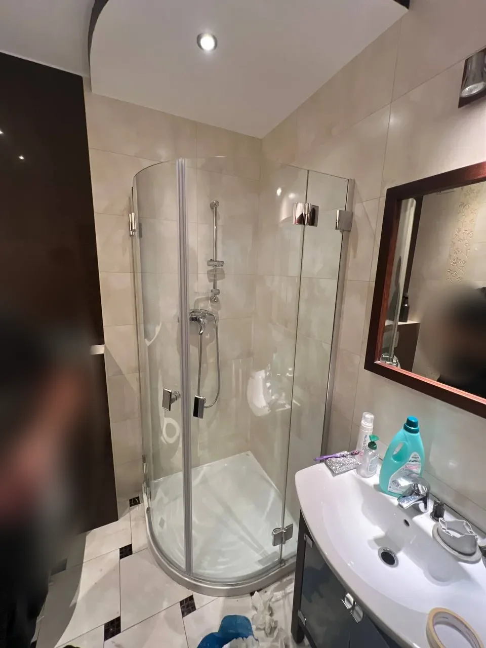 Narożna kabina prysznicowa po montażu — DobryHydraulik Bydgoszcz