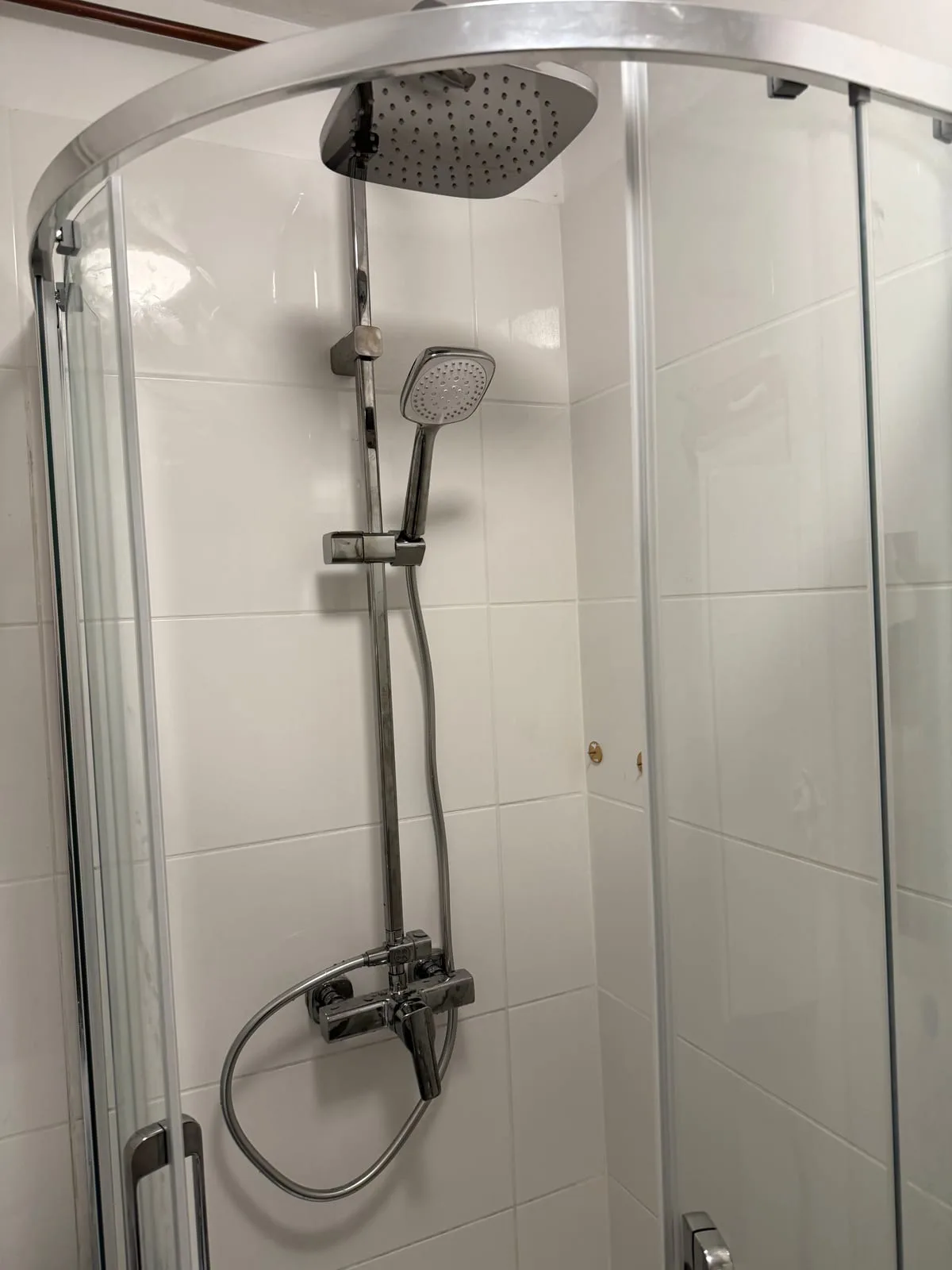 Kabina półokrągła z kolumną prysznicową — DobryHydraulik Bydgoszcz