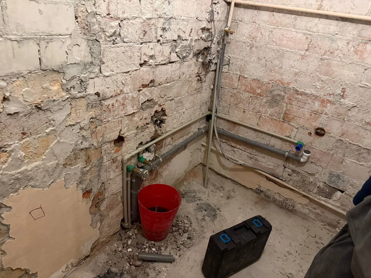 Surowa łazienka z rurami kanalizacyjnymi — DobryHydraulik Bydgoszcz