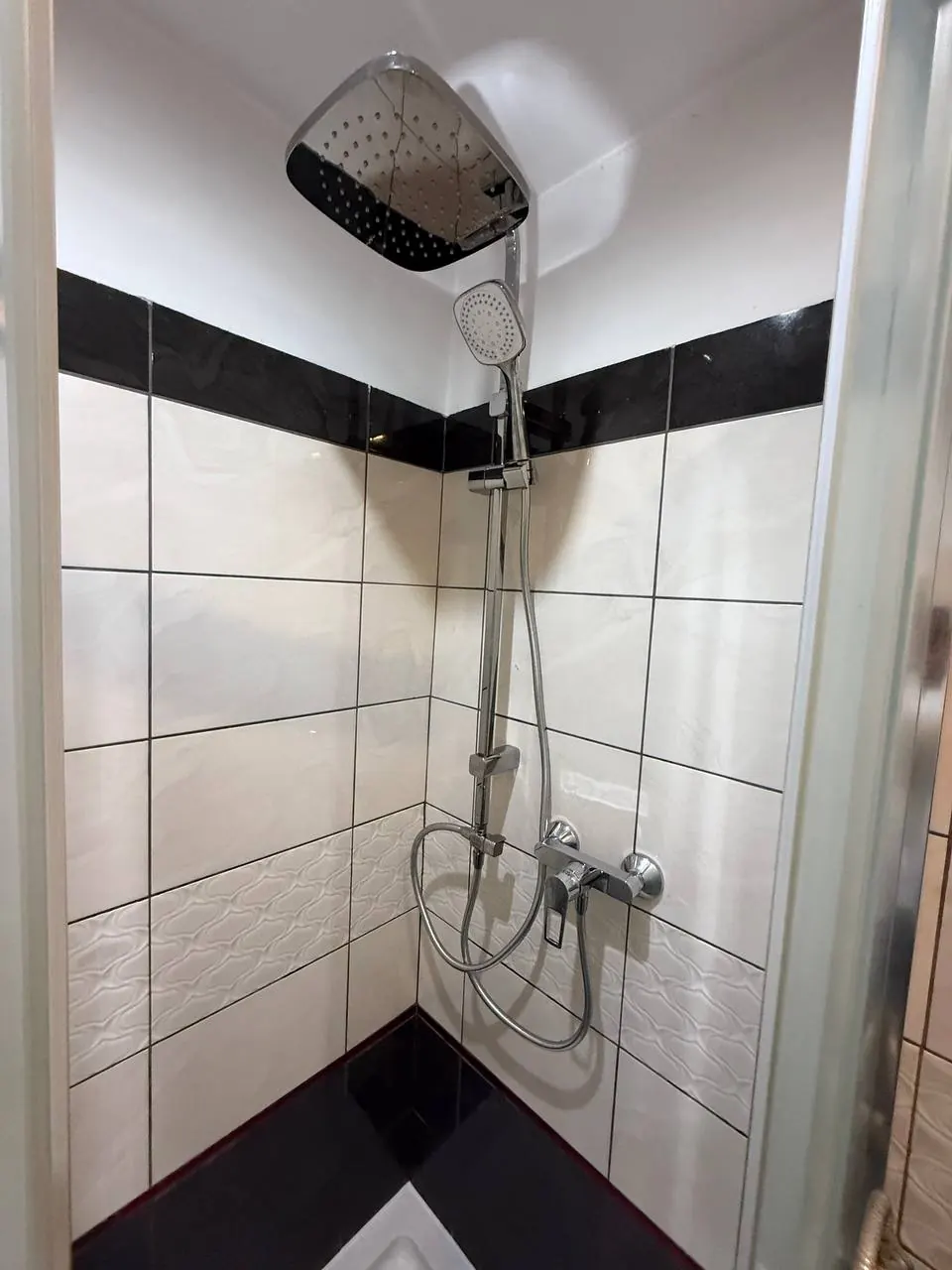 Panel prysznicowy w kabinie z płytkami — DobryHydraulik Bydgoszcz