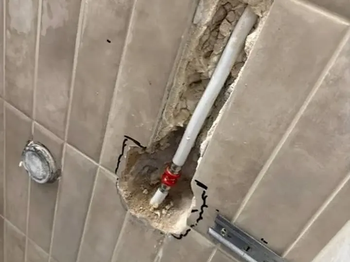 Pion kanalizacyjny odsłonięty w ścianie — DobryHydraulik Bydgoszcz