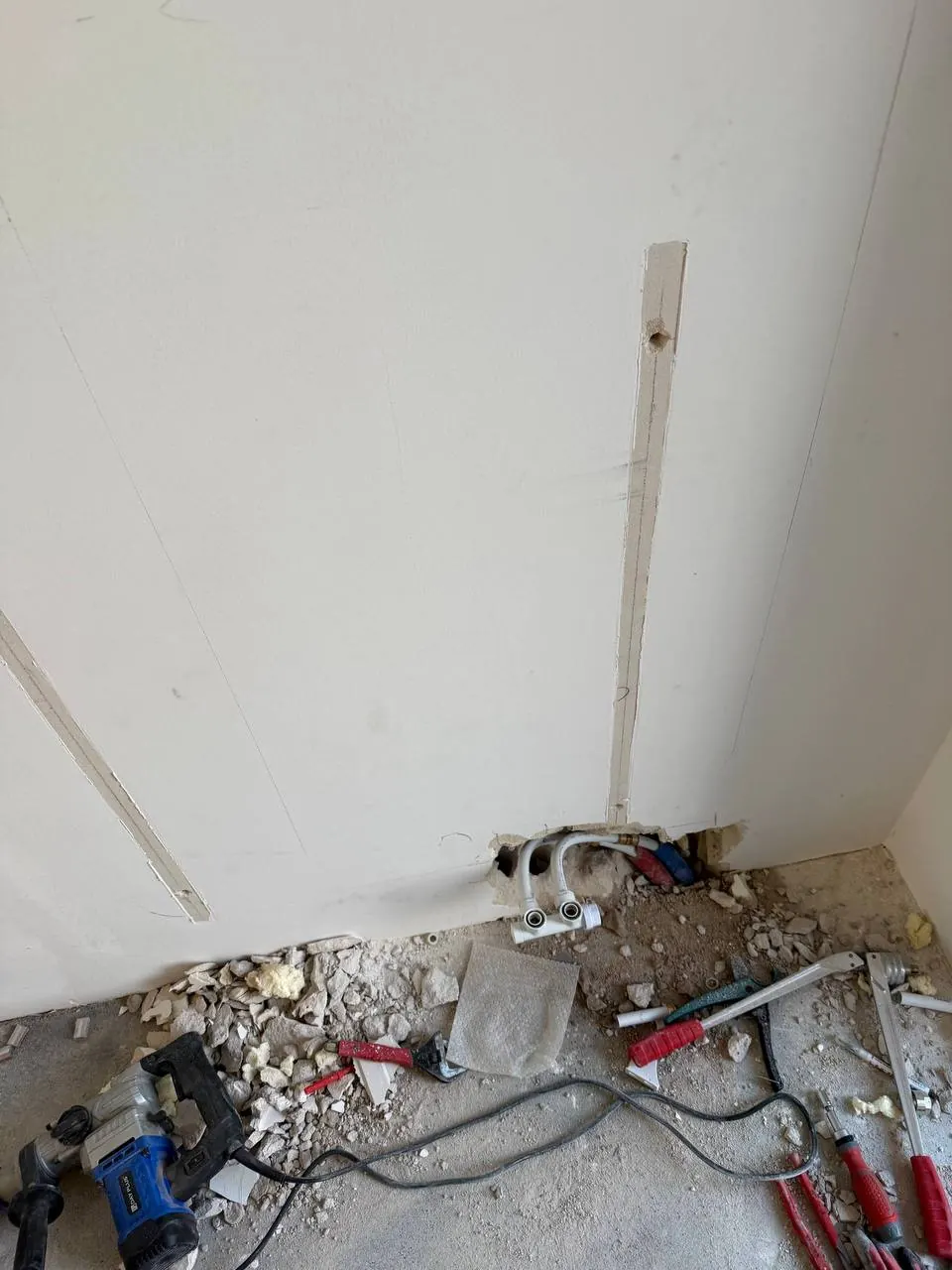 Rozkucie podłogi pod podejścia wodne — DobryHydraulik Bydgoszcz