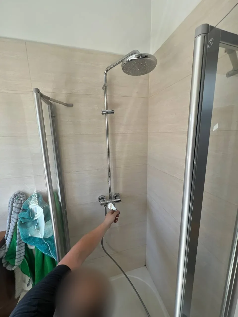 Deszczownica z baterią w kabinie prysznicowej — DobryHydraulik Bydgoszcz