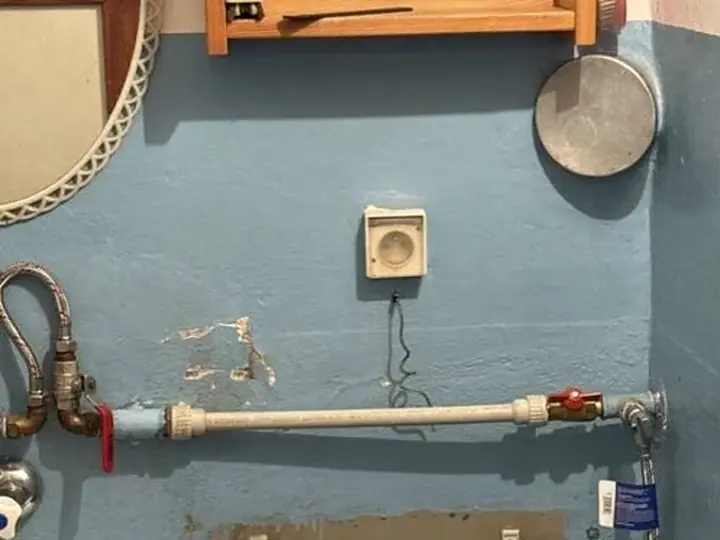 Pozioma rura wodna z czerwonym zaworem — DobryHydraulik Bydgoszcz