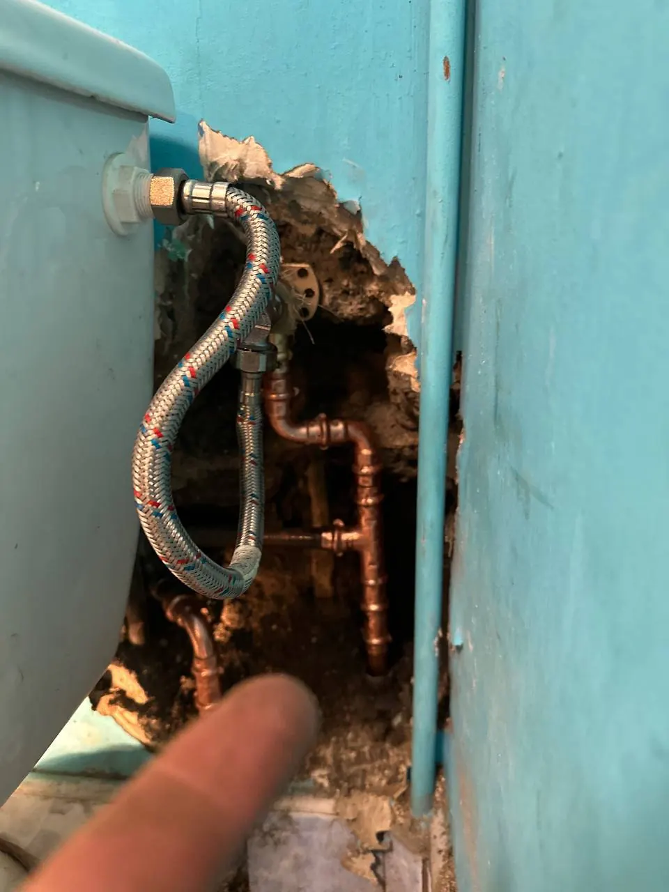 Rury i wężyk przy misce WC w ścianie — DobryHydraulik Bydgoszcz