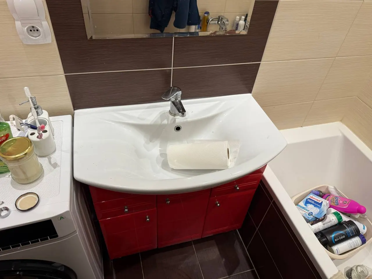 Umywalka z czerwoną szafką w łazience — DobryHydraulik Bydgoszcz