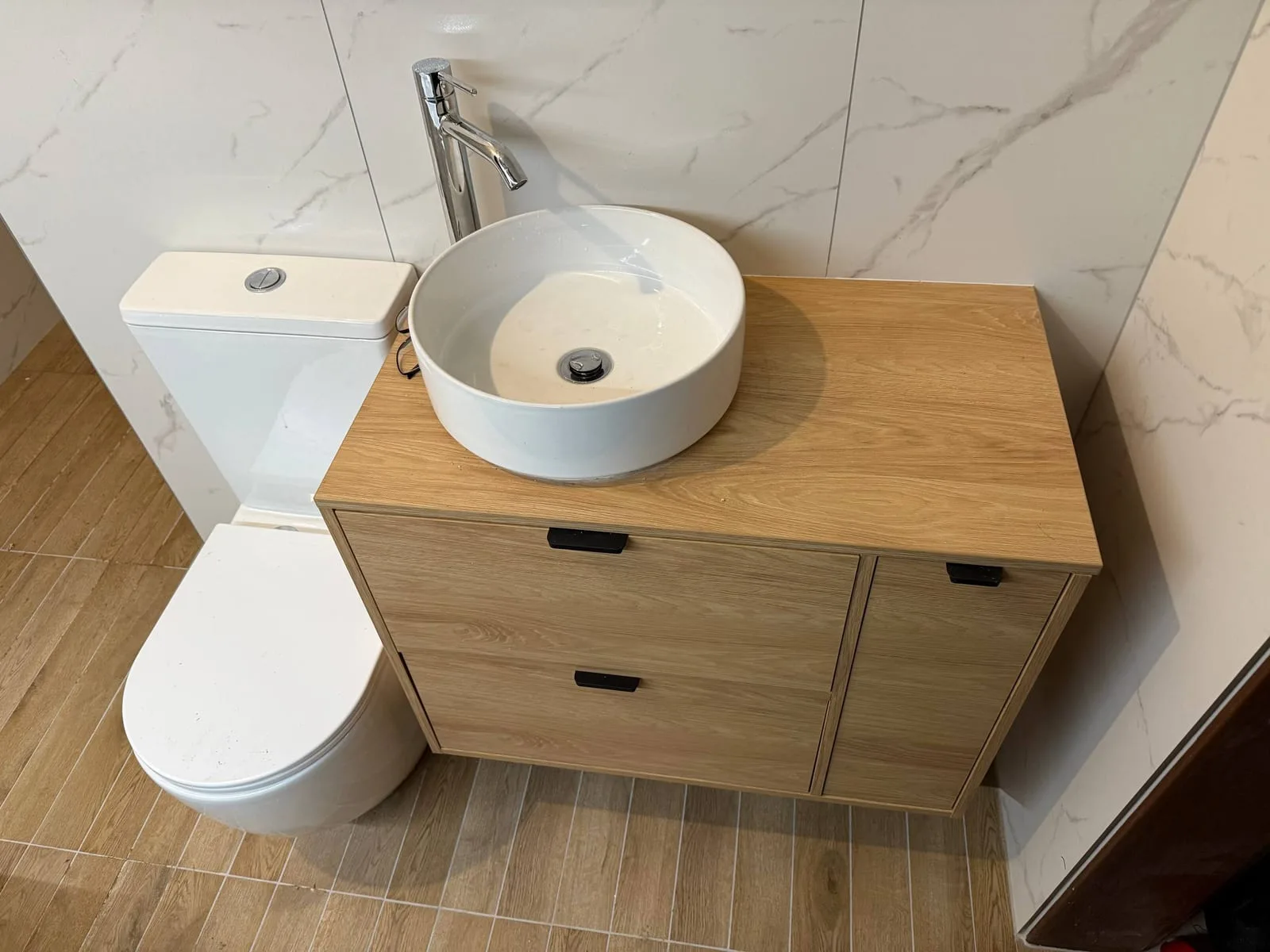 Umywalka nablatowa na szafce z WC — DobryHydraulik Bydgoszcz