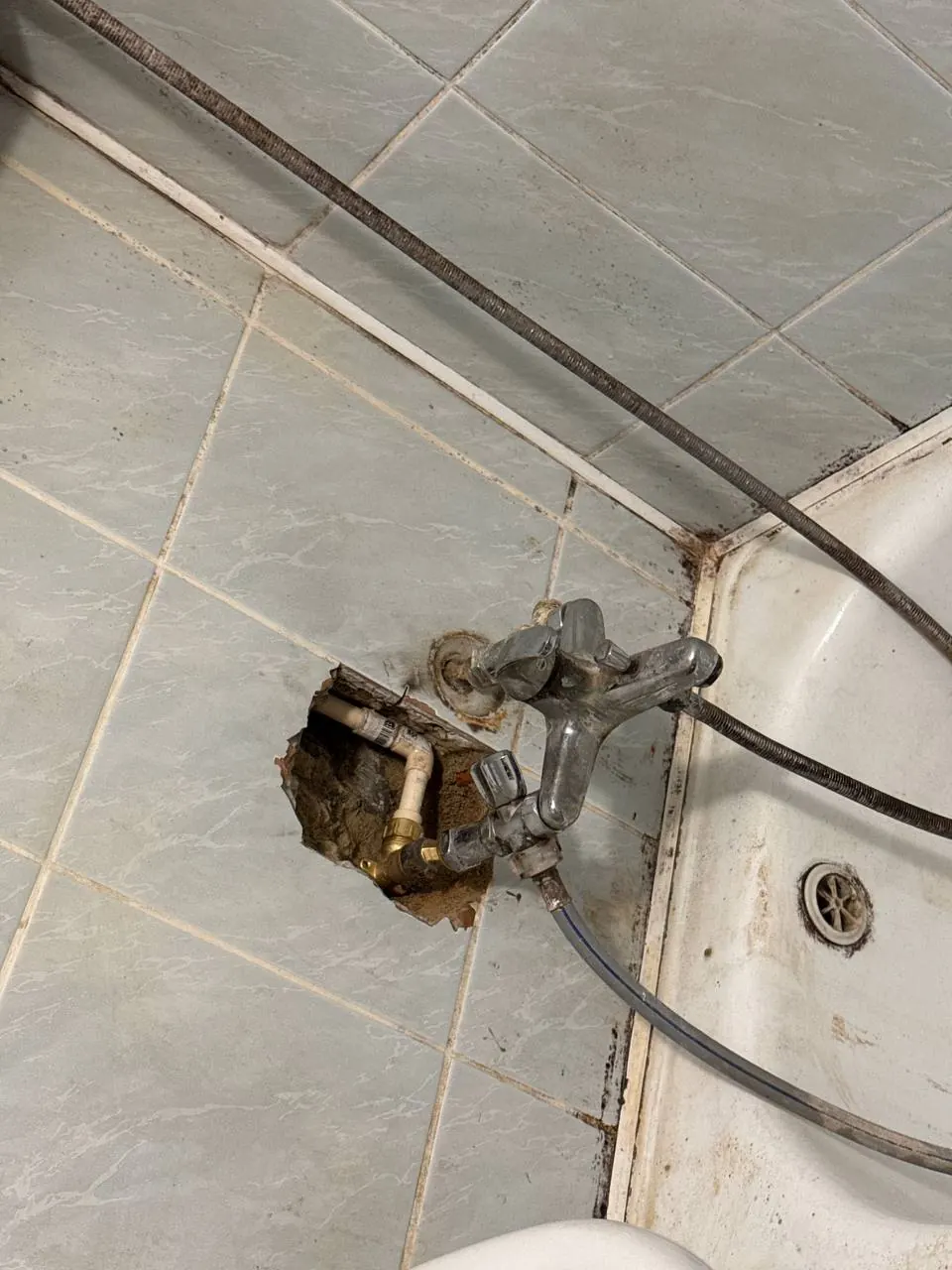 Uszkodzona rura z baterią przy wannie — DobryHydraulik Bydgoszcz