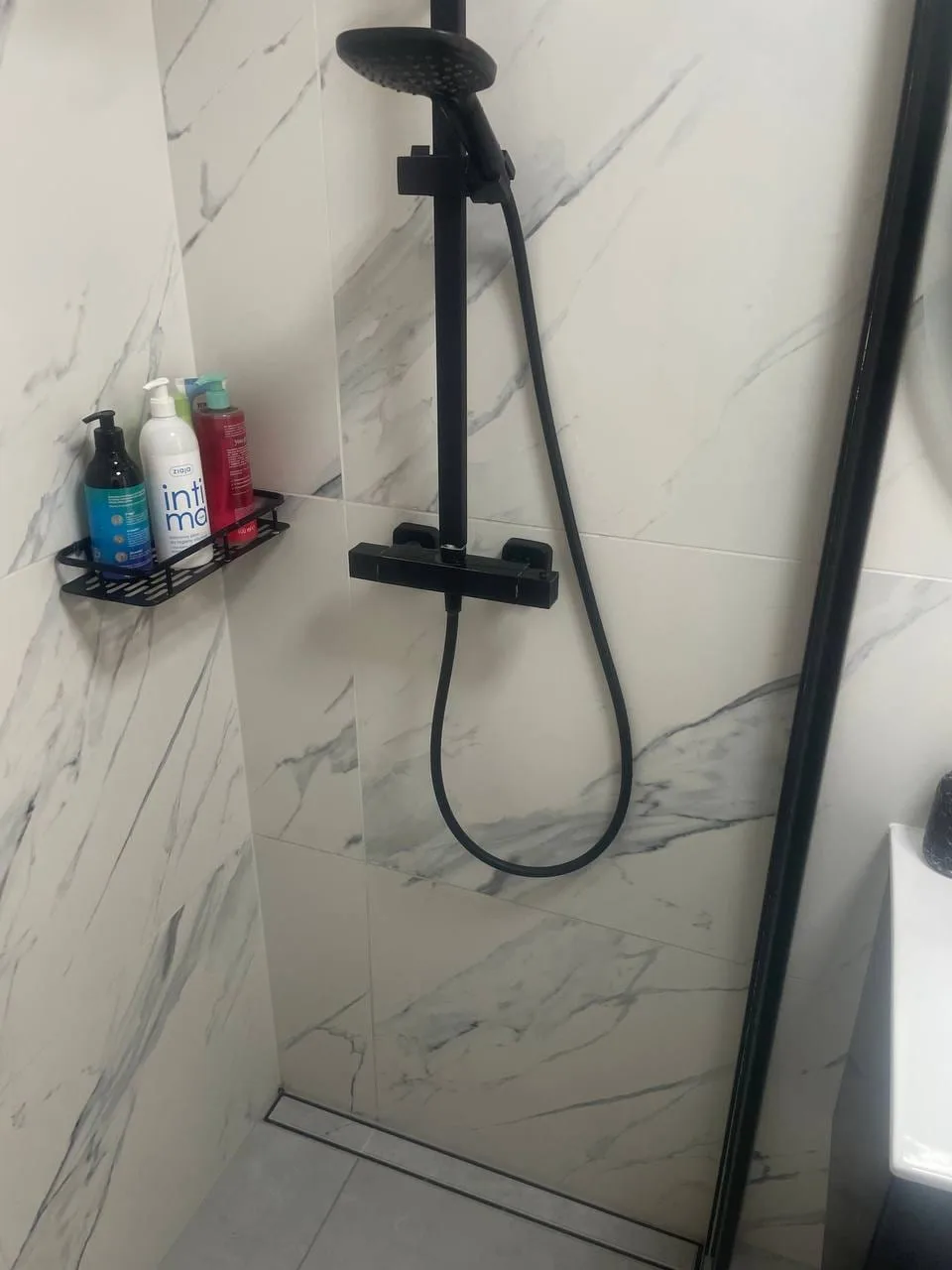 Walk-in z czarną kolumną i odpływem liniowym — DobryHydraulik Bydgoszcz