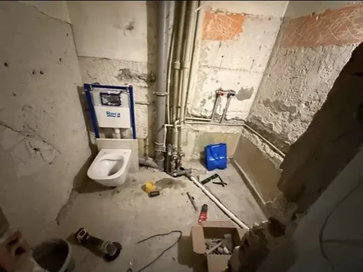 Stelaż i miska WC po rozkuciu ściany — DobryHydraulik Bydgoszcz