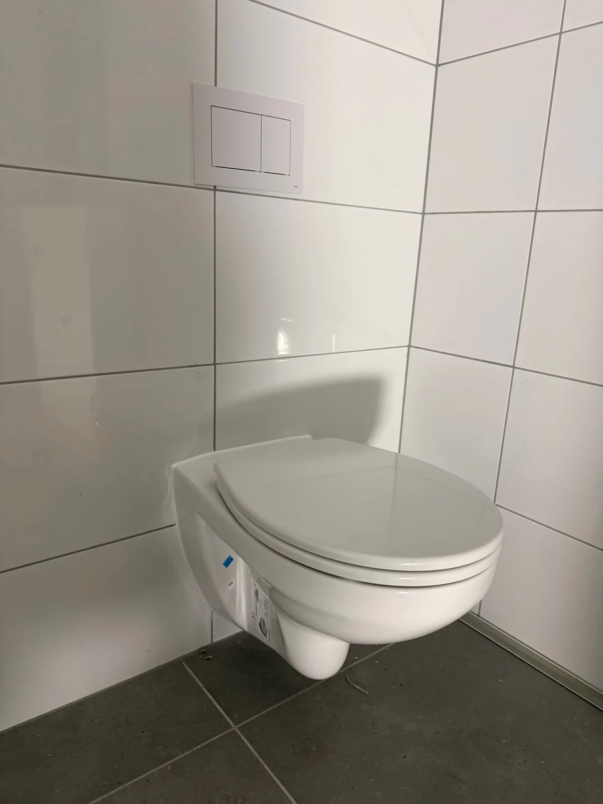 WC podwieszane w białej łazience — DobryHydraulik Bydgoszcz